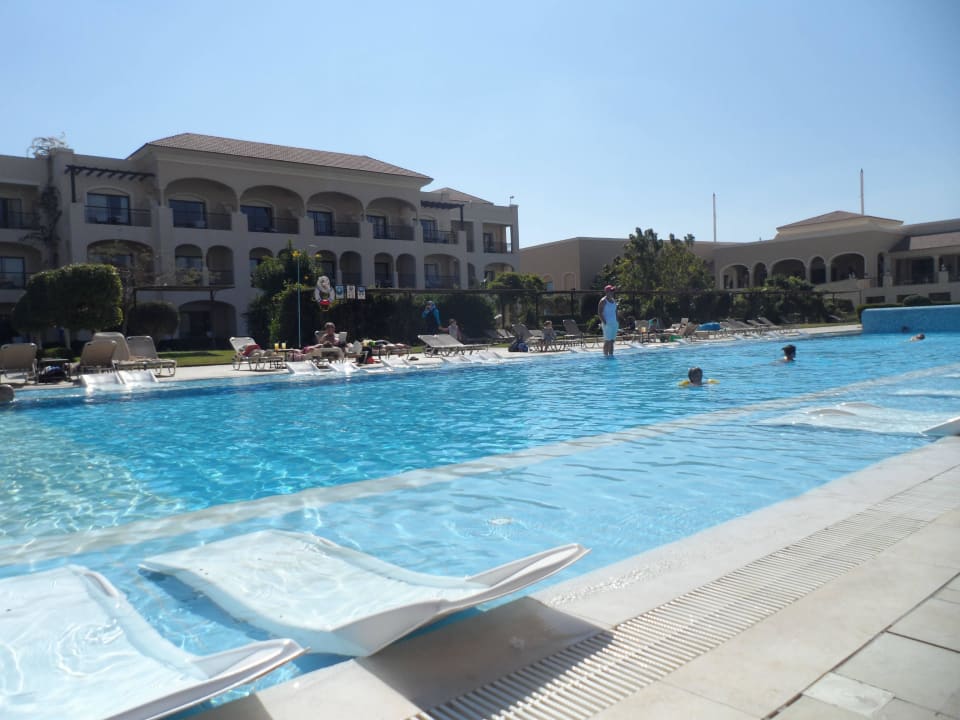 Einer der vielen beheizbaren Pools JAZ Aquamarine Resort