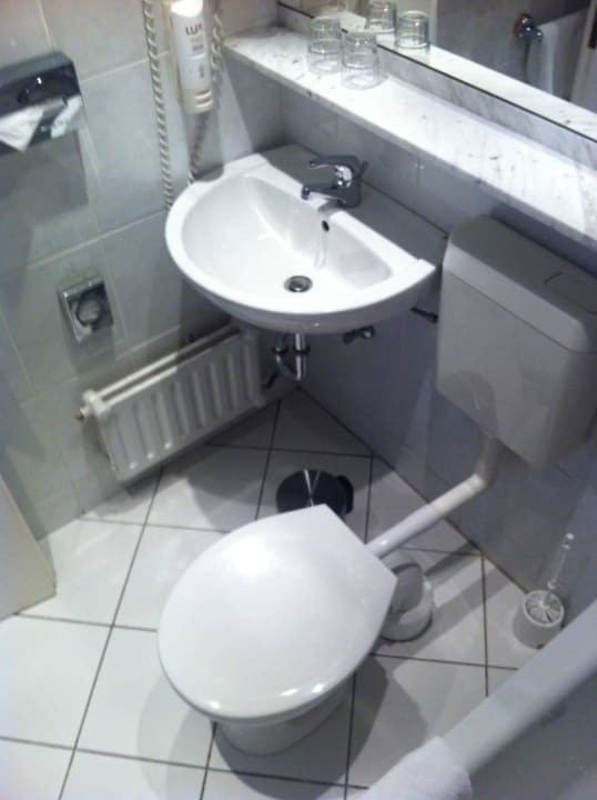 Das Bad ist sehr eng, die Bewegung eingeschränkt SORAT Hotel Berlin