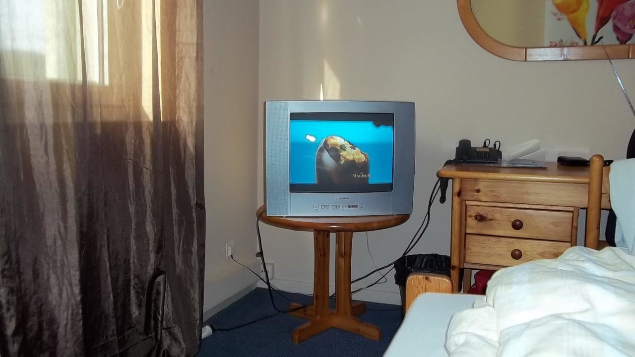 FERNSEHER KÖNNTE AUCH MAL ERNEUERT WERDEN Hotel Der Berghof am See