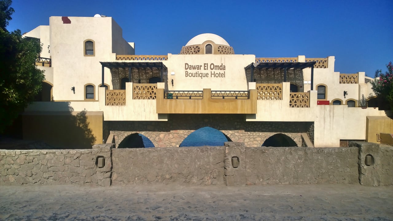 Das Hotel von der Straße zum Marktplatz Tamr Henna hin. Dawar El Omda - Adults only  (Im Umbau/Renovierung)