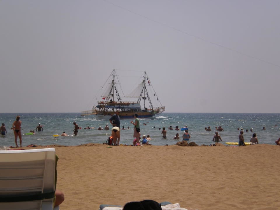 Ausblick mit Schiff am Hotel Strand Grand Seker Hotel