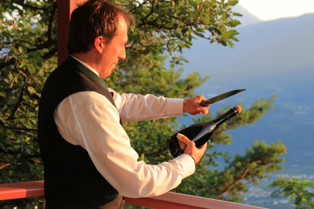 Kellner Thomas beim "Säbeln des Champagners" Hotel Castel Fragsburg