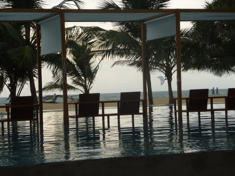 Abendstimmung am Pool Hotel Jetwing Blue