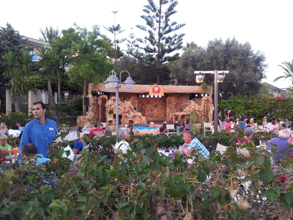 Terrasse mit Blick auf die Bühne Playa Garden Selection Hotel & Spa