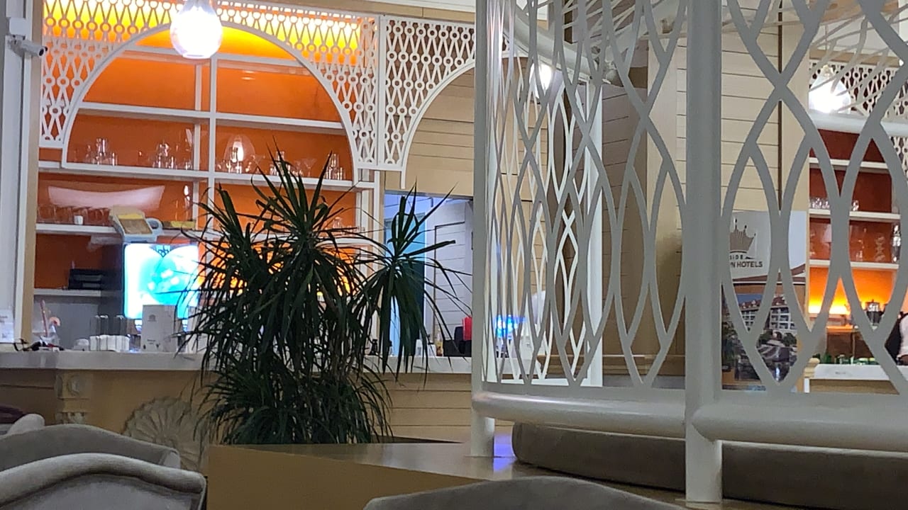 Lobby Well Palace Side