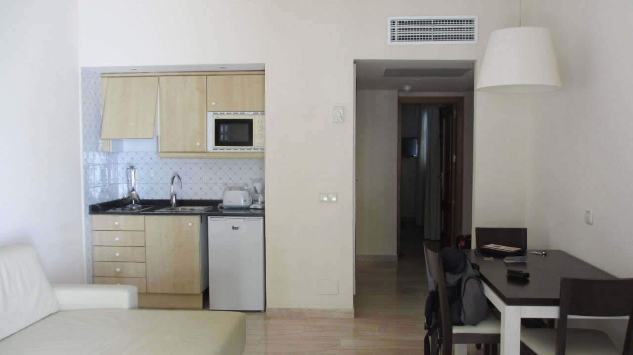 Blick vom Balkon in das Apartment Grupotel Los Príncipes Apartments & Spa