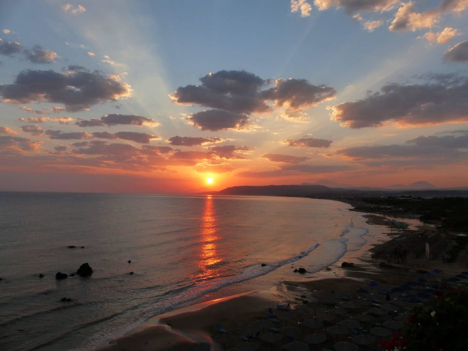 Sonnenaufgang von der Dachterrasse aus gesehen Hotel Corissia Princess