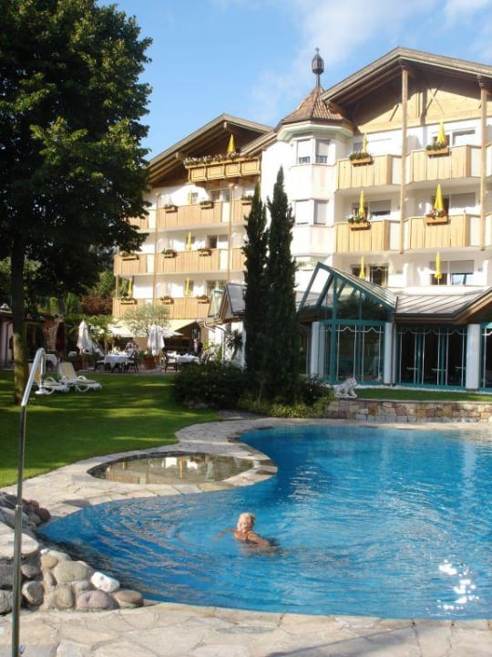 Aussenansicht Burggräflerhof mit Pool und Garten Hotel Burggräflerhof