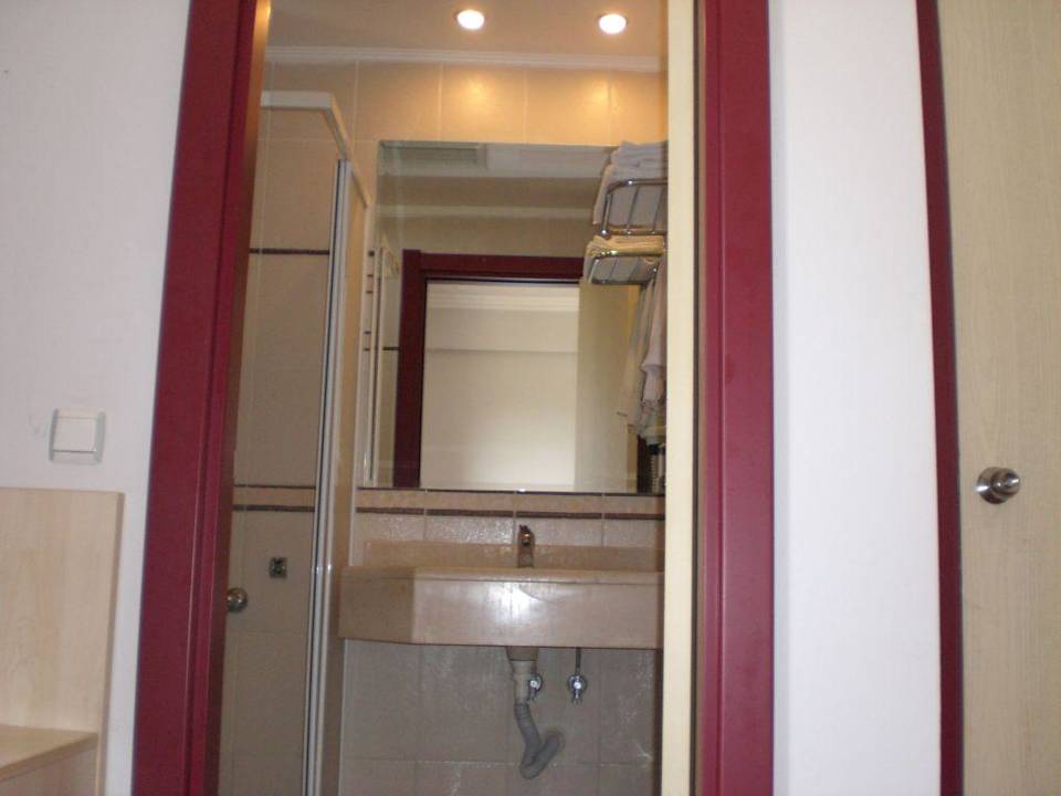 Das Bad im Einzelzimmer Carna Garden Hotel