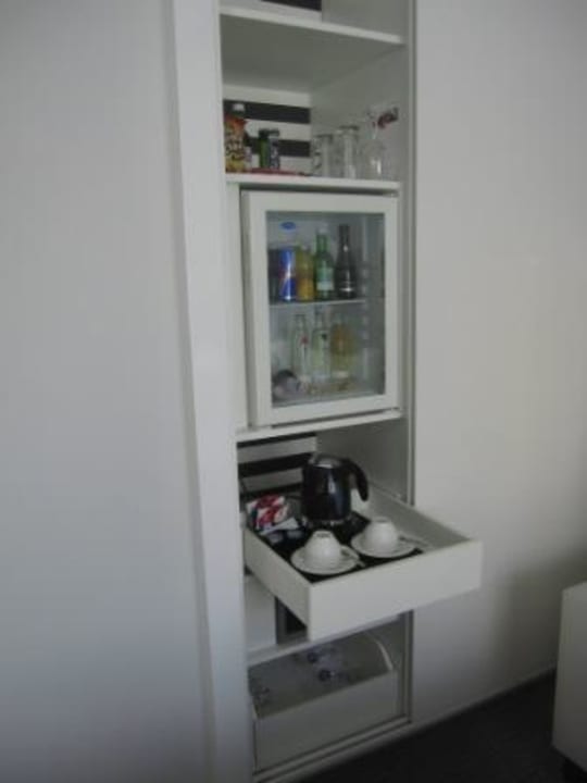 Minibar und Safe sowie Kaffeekocher Vienna House by Wyndham Andel's Berlin