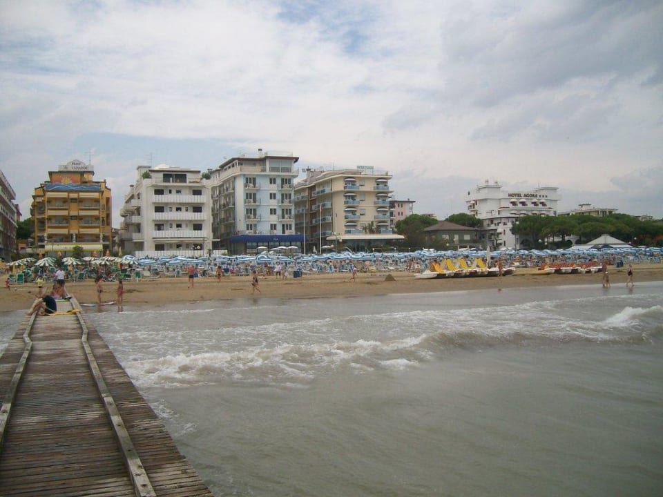 Blick vom Steg auf den Strand Hotel Canarie