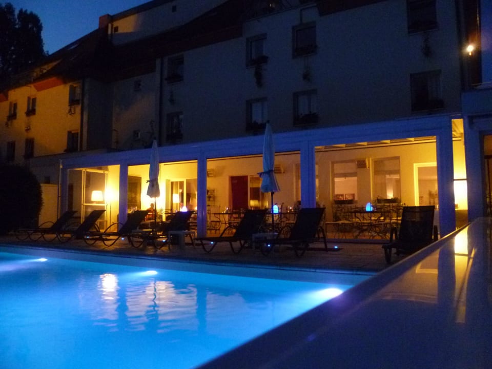 ...und abends mit Beleuchtung Hotel Les Jardins D'adalric