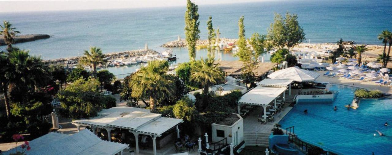 Hotelstrand mit Hafen The Golden Coast Beach Hotel