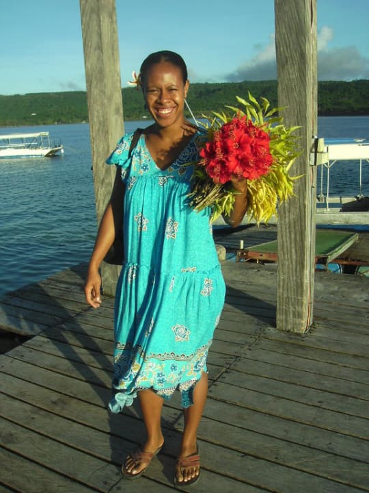 Restaurant Mitarbeiterin bringt frische Blumen Hotel Hideaway Island Resort