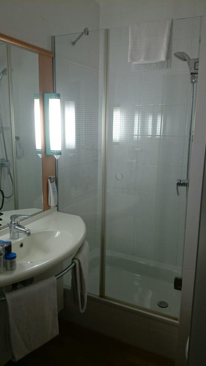 Schönes kleines aber sehr sauberes Bad McDreams Hotel Stuttgart-City