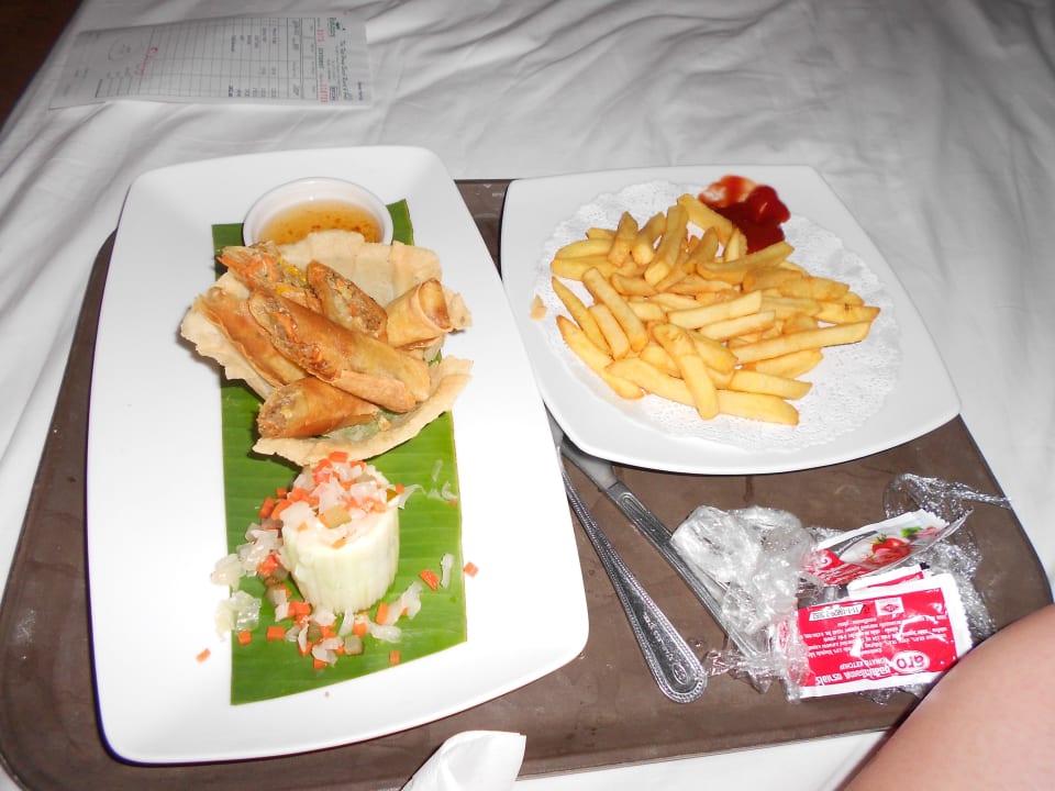 Hab mir an einem Abend essen aufs Zimmer bestellt  The Fair House Beach Resort