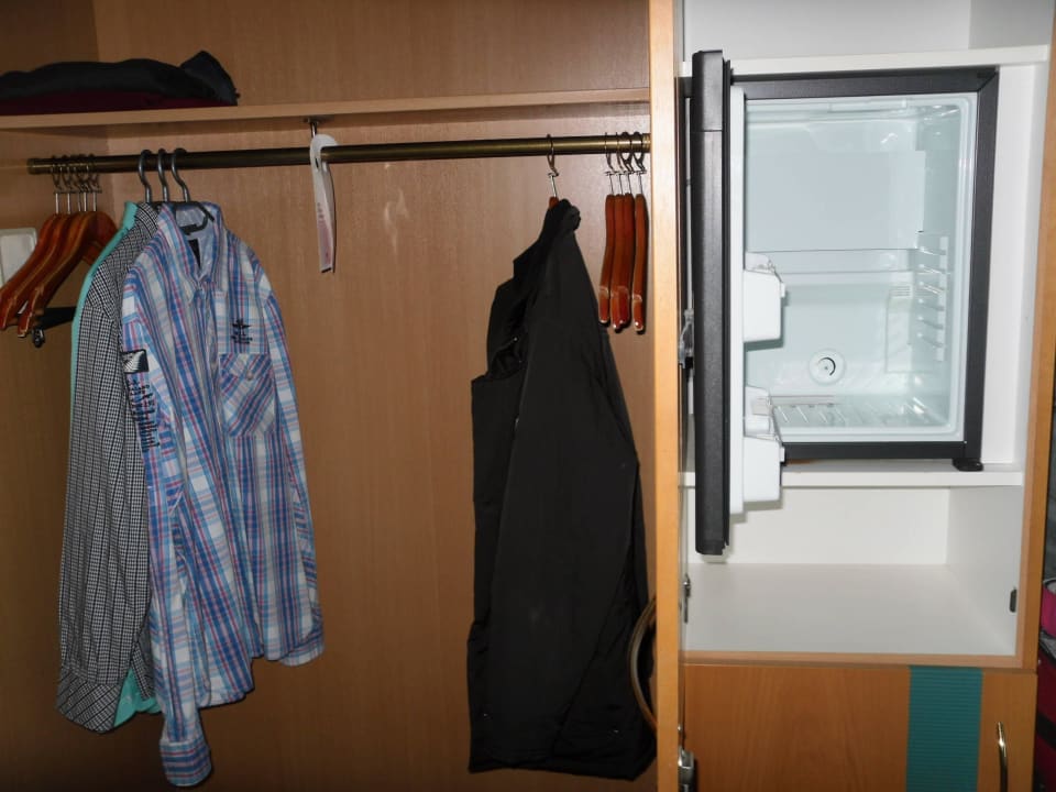 Kleiderschramk und Kühlschrank H+ Hotel Limes Thermen Aalen