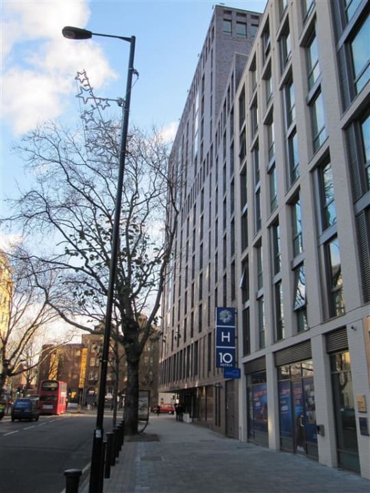 Vor dem Eingang Hotel H10 London Waterloo
