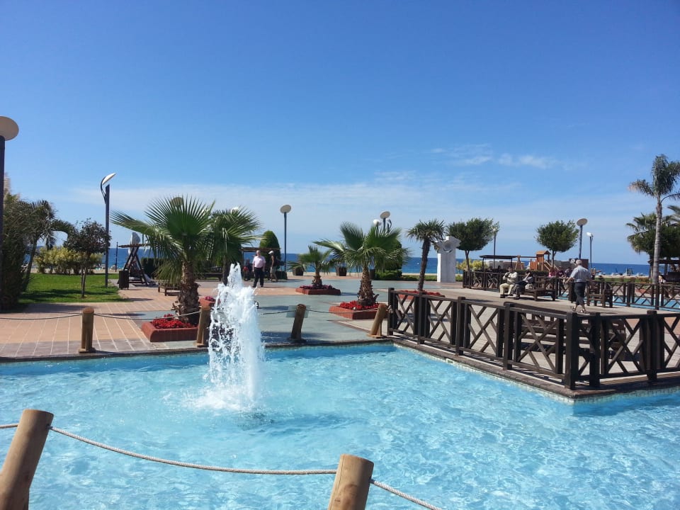 Park auf dem Weg zum Strand Remi Hotel