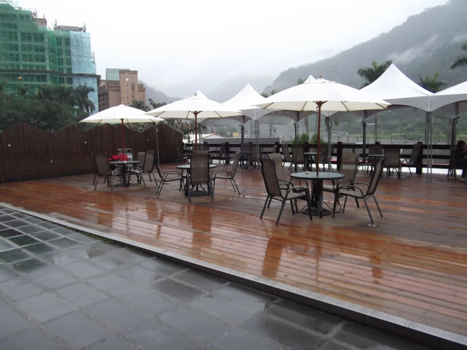 Freisitz Richtung Strasse Hoya Hot Spring Resort & Spa