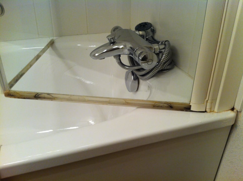 Bad mit kleinen Mangel aber Sauber Hotel Residhome Genève Prévessin Le Carré d'Or