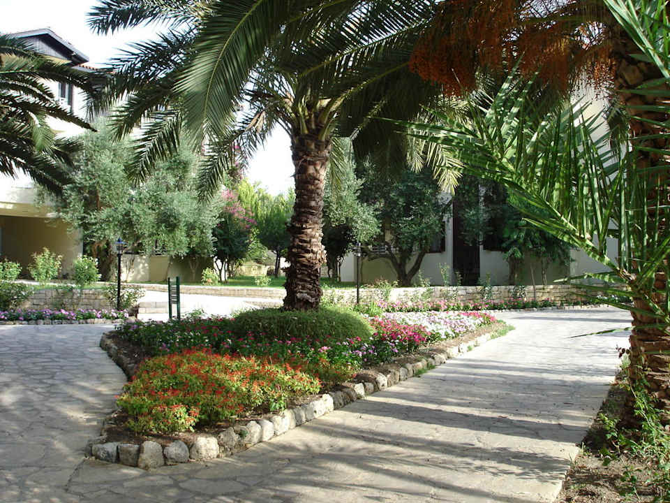 Weg vom oberen Teil der Anlage zum Hauptrestaurant Melas Holiday Village