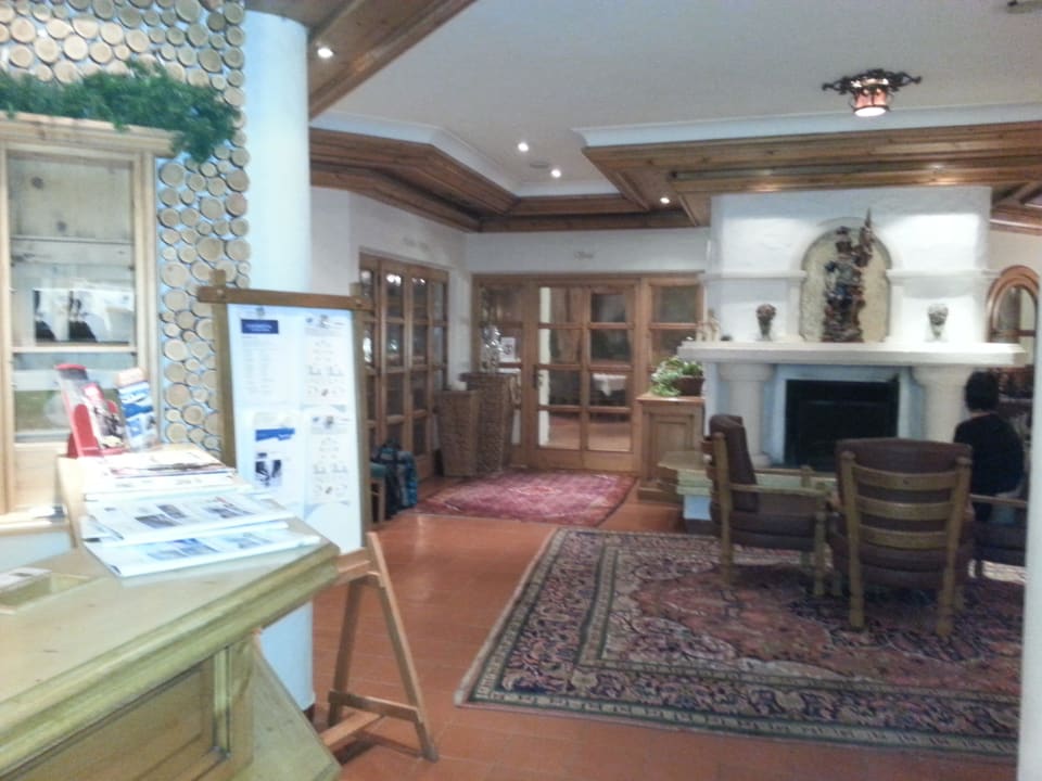 Blick in der Lobby und Kamin Hotel Feichtner Hof