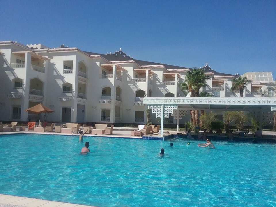 Pool mit Bar direkt vor unseren Zimmern The Grand Hotel Hurghada