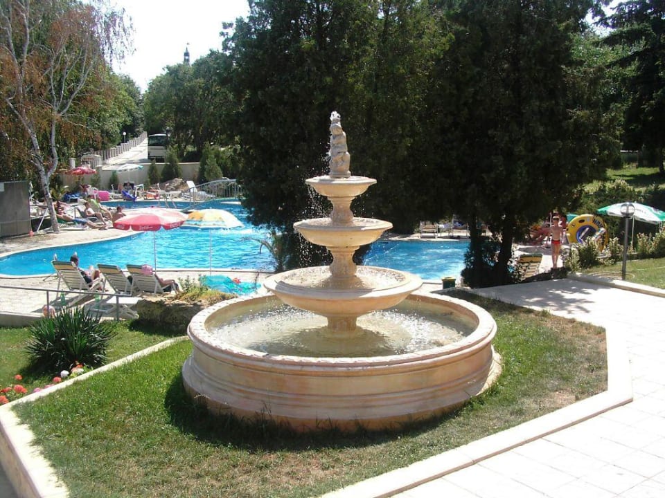 Der schöne Brunnen und der schöne Pool  Hotel Silver