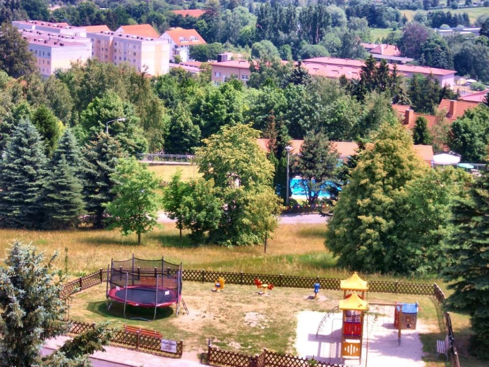 Blick zum Spielplatz und Freibad AHORN Berghotel Friedrichroda