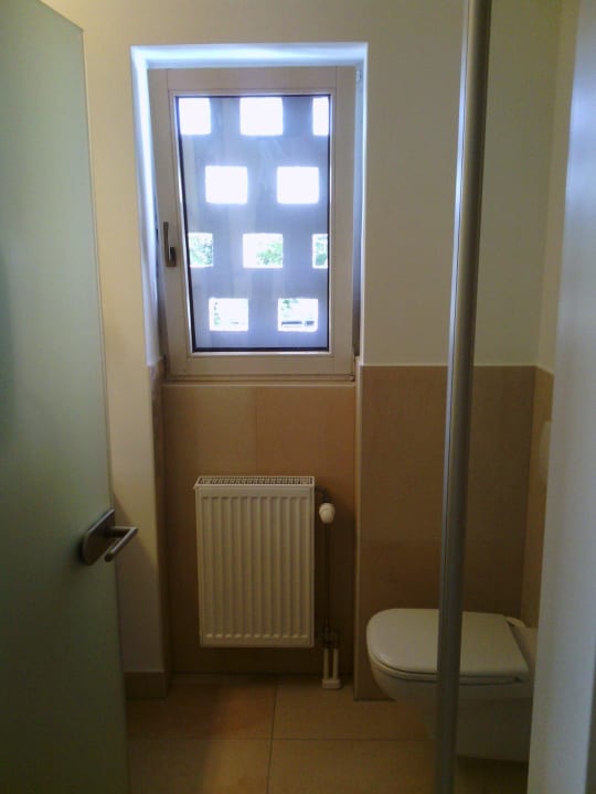 Zugemauertes Fenster im Bad ACHAT Hotel Regensburg im Park