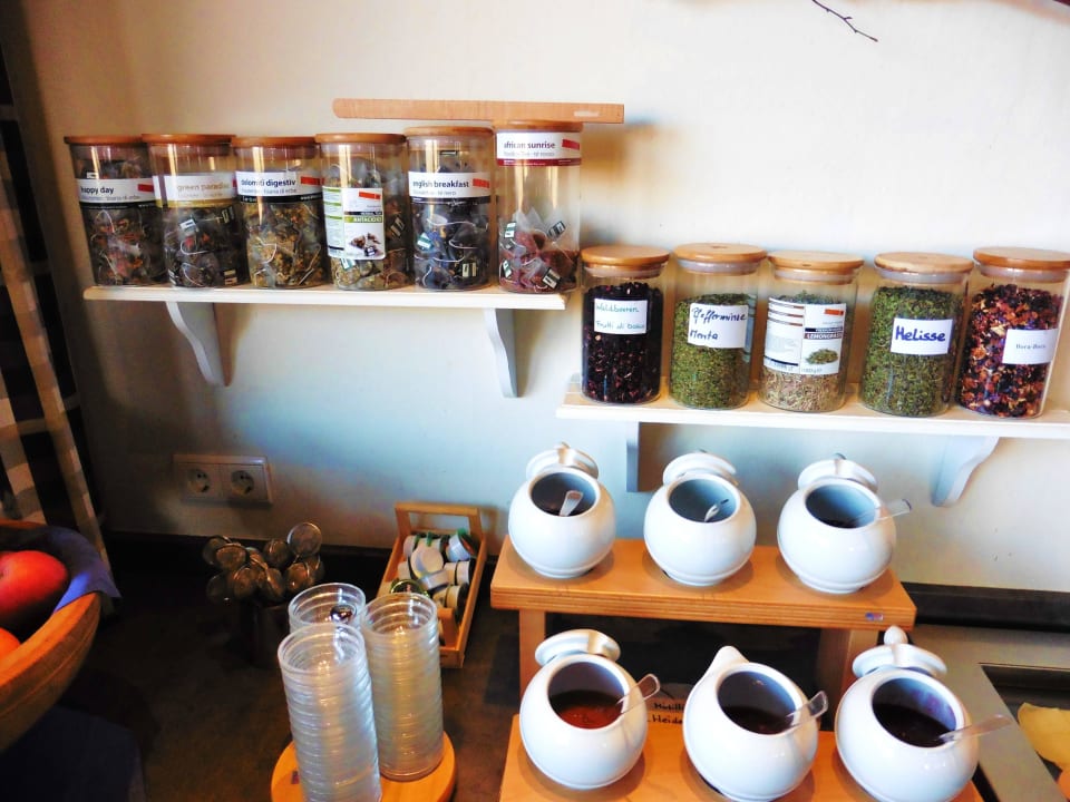 Tee- und Marmeladenauswahl am Morgen Taser Familienalm