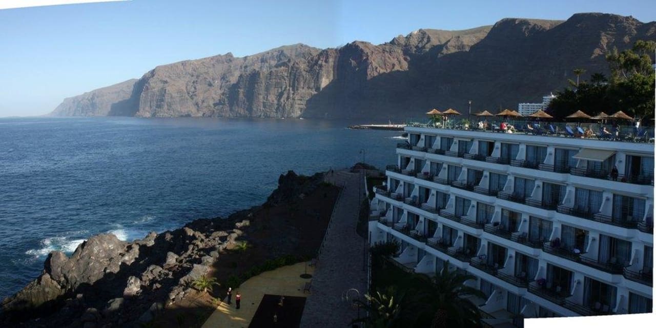 Sonnendeck, Blick aufs Hotel vor Los Gigantes Barceló Santiago - Adults Only