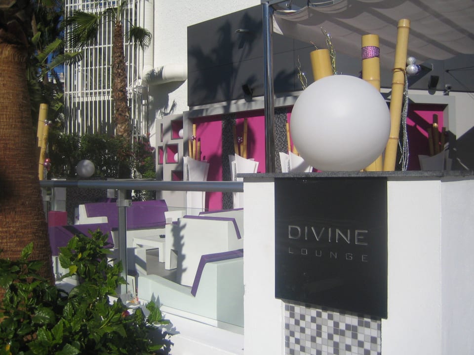 Lounge mit Zugang von der Strasse Servatur Don Miguel
