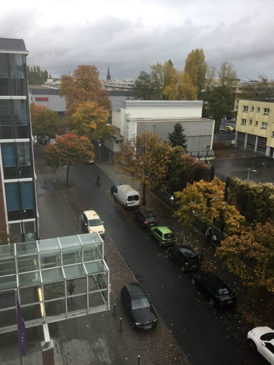 Blick auf Straße Mercure Hotel Berlin Tempelhof