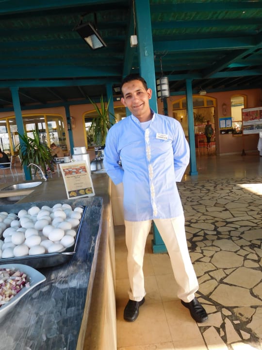 Sehr fleißiger Kellner vom Restaurant Club Paradisio El Gouna, Red Sea