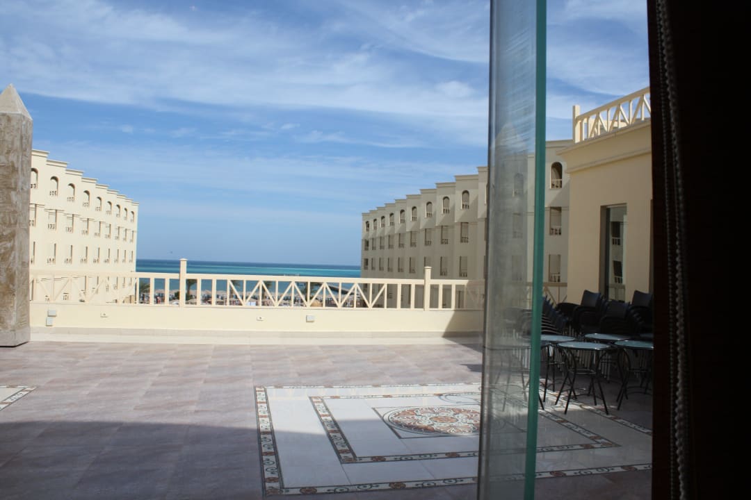 Вид из тренажёрного зала и переговорной AMC Royal Hotel & SPA