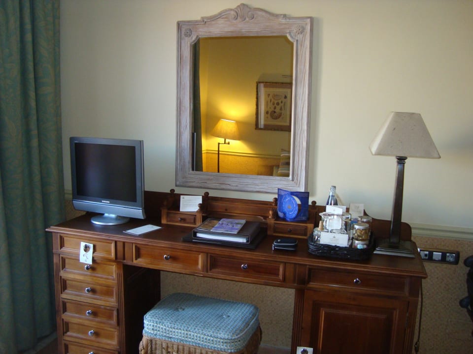 Schreibtisch + TV-Bildschirm Bahía del Duque