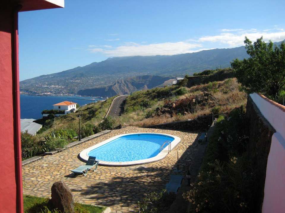 Blick von der Küchenterrasse auf den Pool Apartments La Rivera II