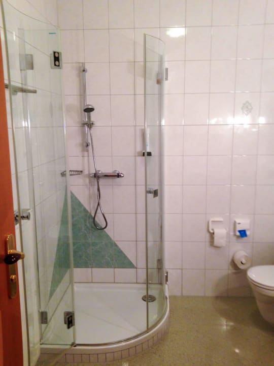 Großes Badezimmer Gästehaus Bergbrunnen