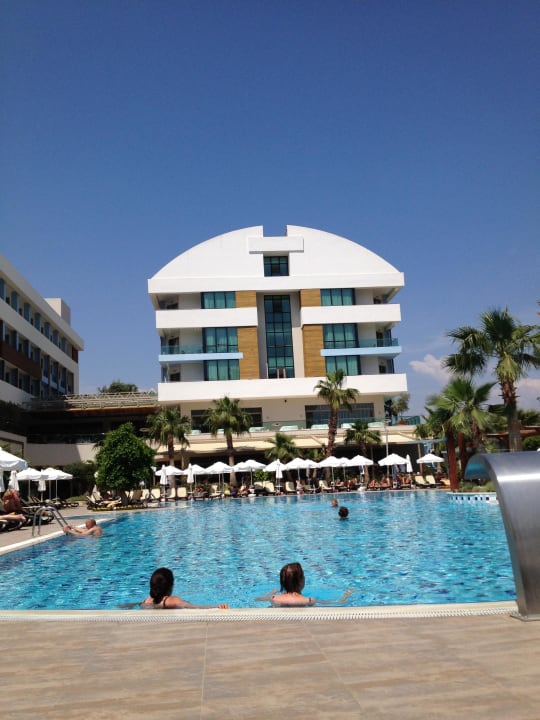 Poolbereich mit Hauptgebäude Port Side Resort Hotel