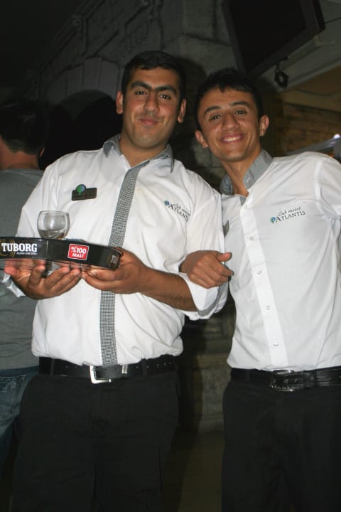 Zwei der netten Kellner in der Bar Club Resort Atlantis