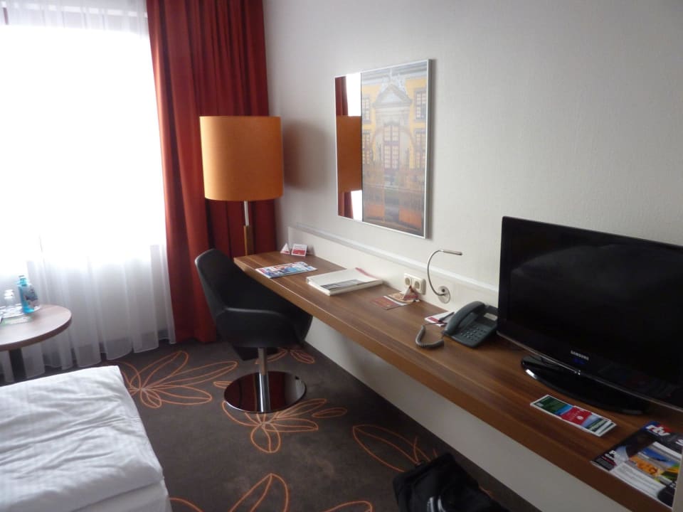 Arbeitsbereich mit Drehsessel H+ Hotel Hannover