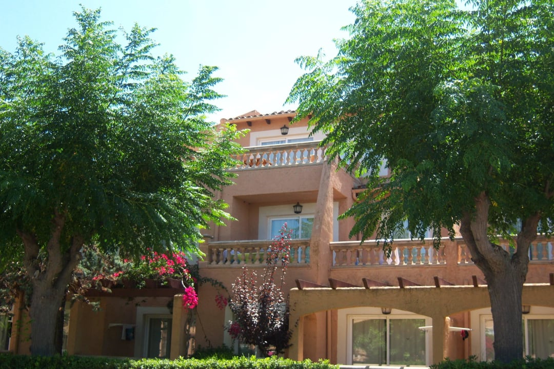 Blick vom Springbrunnen zu Block 9 Aparthotel Ciudad Laurel