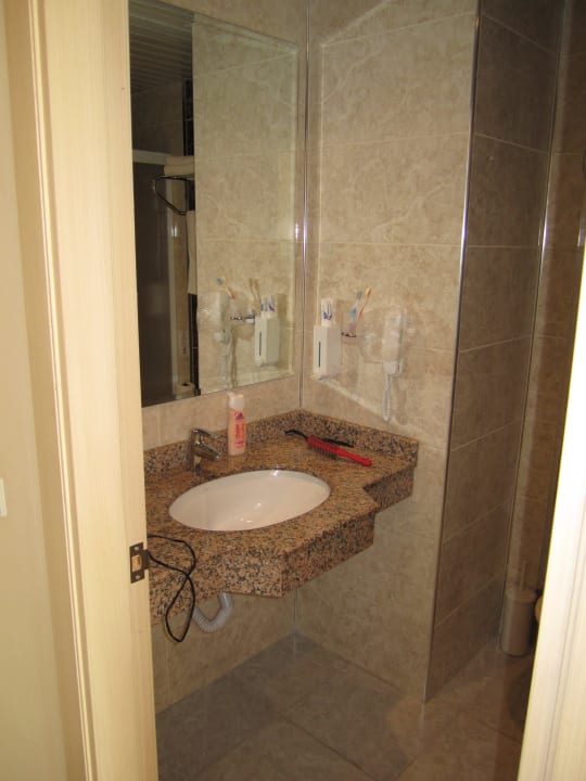 Kleine Badezimmer mit große Dusche und Toilette Hotel Gardenia Beach