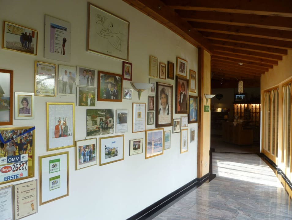 Galerie prominenter Gäste im Wandelgang Hotel Gutjahr