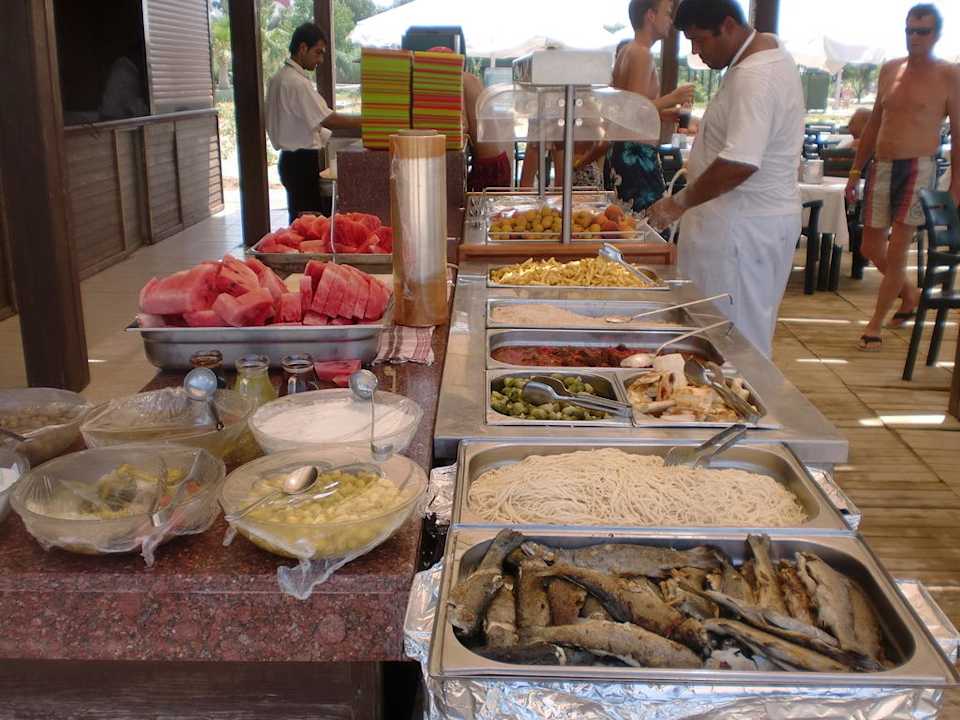 Mittagessen an der Strandbar Side Royal Paradise Hotel
