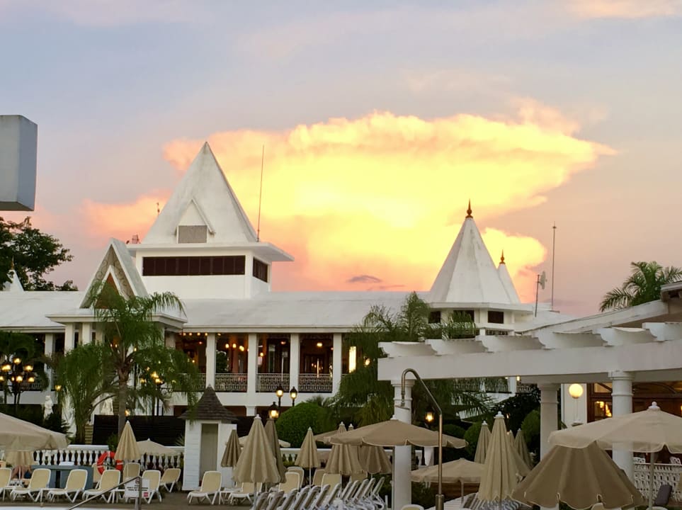 Blick auf die Lobby vom Pool aus gesehen Hotel Riu Palace Tropical Bay