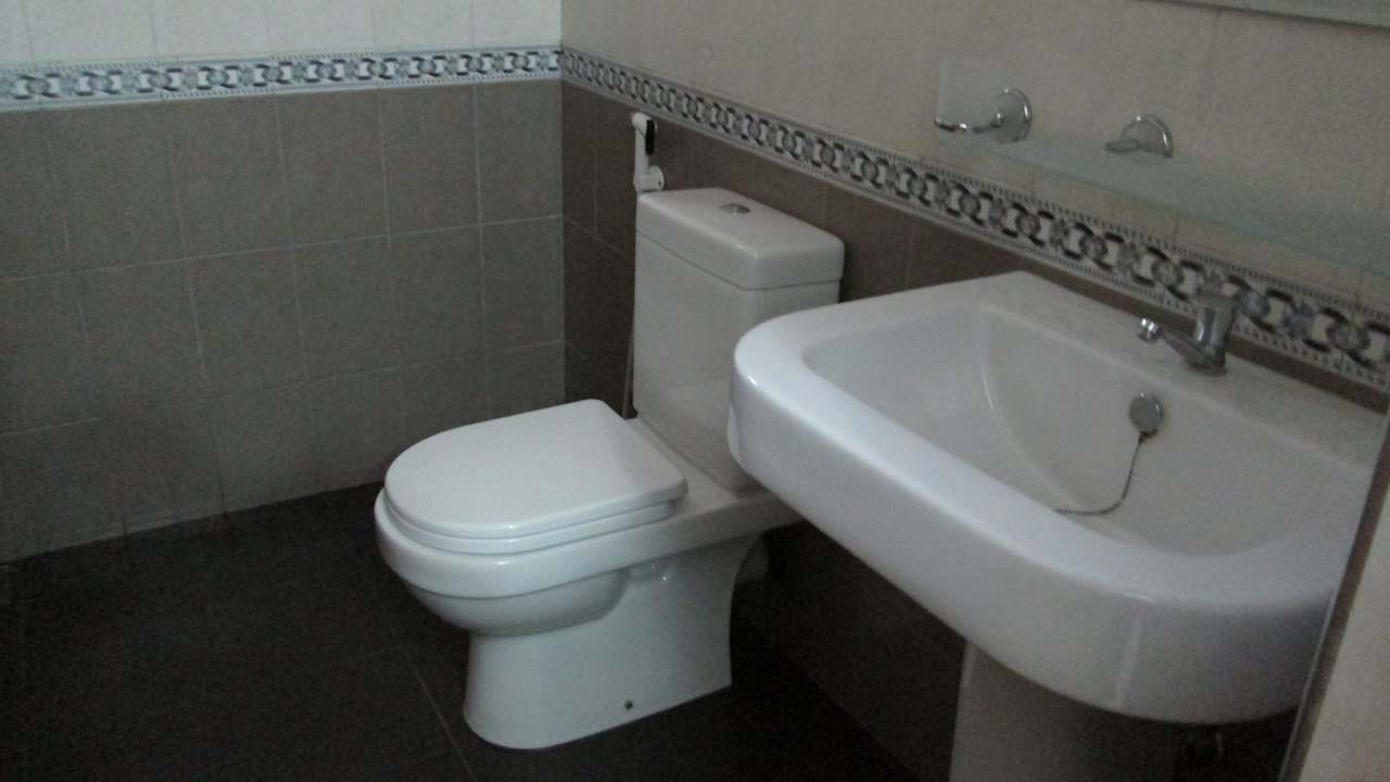 Privet bathroom Travel Lodge Lake View Tourist Resort