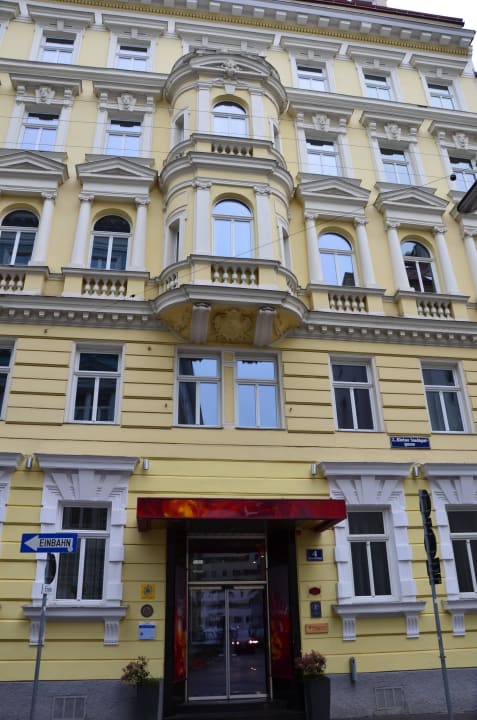 Frontansicht/ Eingang Hotel Der Wilhelmshof